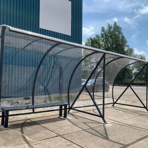 Rookoverkapping - rookabri BF1000 142 Hier uitgevoerd als fietsoverkapping - rookoverkapping combinatie. 3 meter fietsparkeren rechts en links voor de rokers. Totale lengte 6 meter.